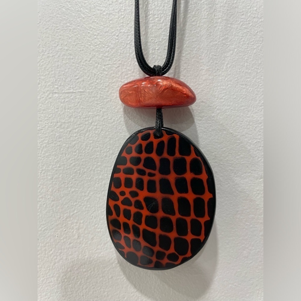 Decouture Handcrafted Fair Trade Black and Red Resin Necklace - Picture 2 of 7